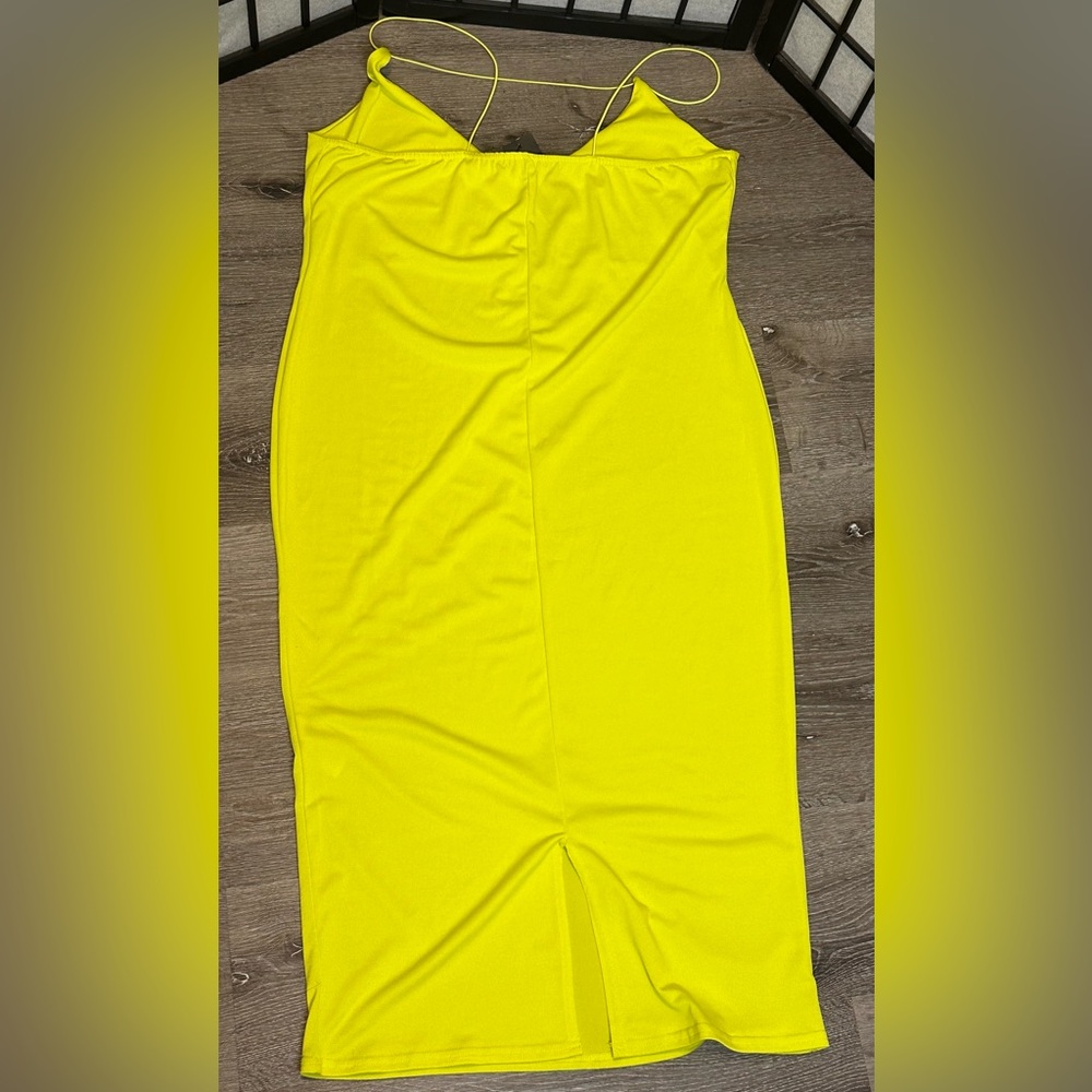 BOOHOO PLUS GIA PLUNGE FRONT STRAP DETAIL MIDI DRESS - Picture 4 of 6